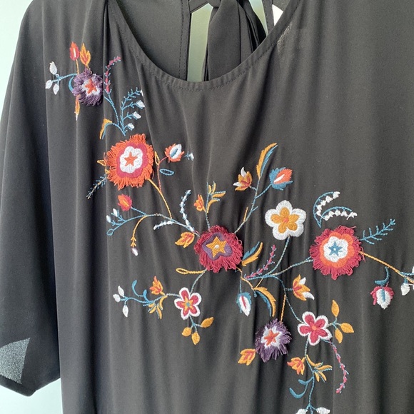 Embroidery Romper with tie back. - Picture 2 of 4